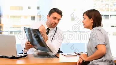 <strong>医生</strong>和他的病人在谈论扫描